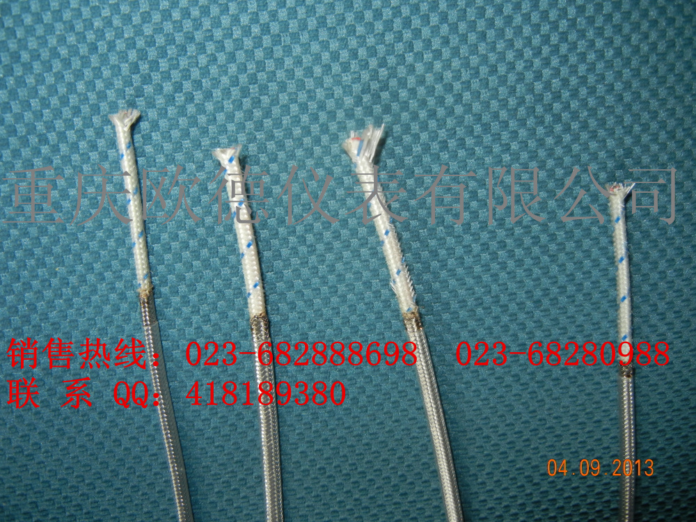 重庆欧德仪表有限公司生产的补偿导线是将与配用热电偶的热电特性相同的一对带有绝缘层与保护层的补偿导线,将热电偶的参比端延伸到远离热源或环境温度较恒定处,与显示仪表联接构成测温系统。 热电偶用高温补偿导线的作用是来延伸热电极即移动热电偶的冷端,与显示仪表连接构成测温系统。绝缘层和护层选用优质氟塑料,并采用整体连续挤出新工艺,使该产品具有优良的耐酸、碱、耐磨和不燃延之性能,可渗入油水中长期使用。使用温